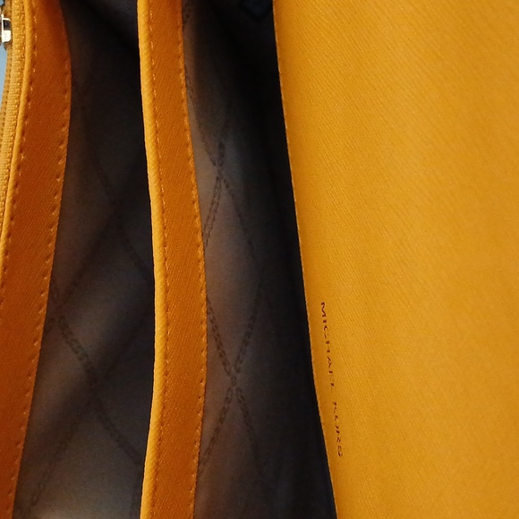 Authentic Michael Kors Saffiano Crossbody Bag - Picture 9 of 10